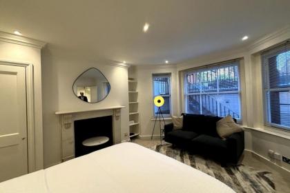 Chic Studio Flat 8 Mins to Harrods Knightsbridge - image 4