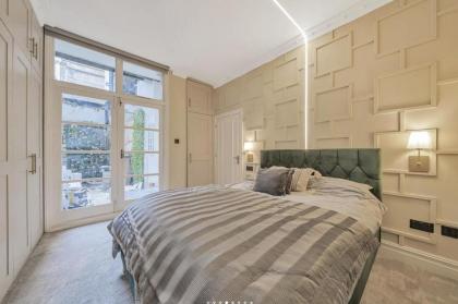 Luxury one-bedroom in Central London - image 4