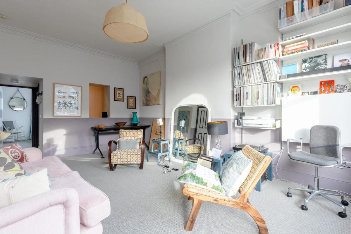 Charming 2BD Hideaway - Caledonian Road Camden! - image 4