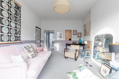 Charming 2BD Hideaway - Caledonian Road Camden! - image 5