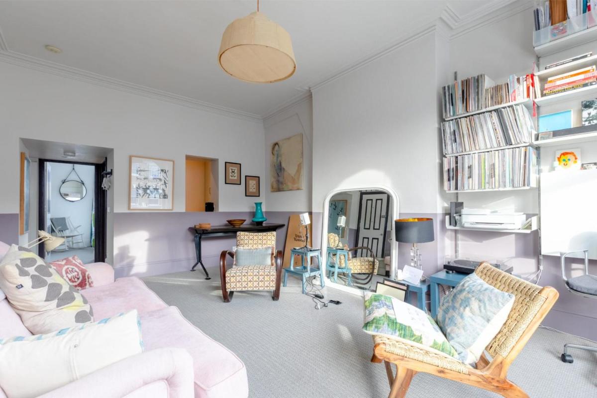 Charming 2BD Hideaway - Caledonian Road Camden! - image 6