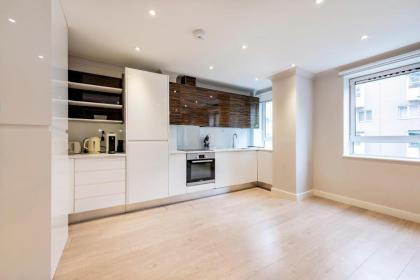 Beautiful 2-bed flat-Hosted by Sweetstay - image 12