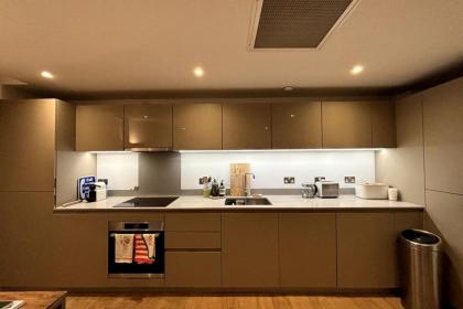 Stylish 2BD Flat wIncredible View of London - Bow - image 6