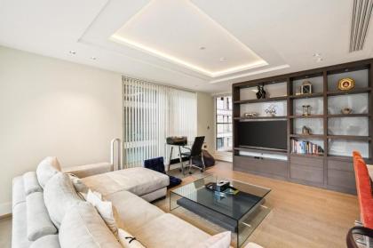 Luxurious West Kensington Flat with City Views - image 11