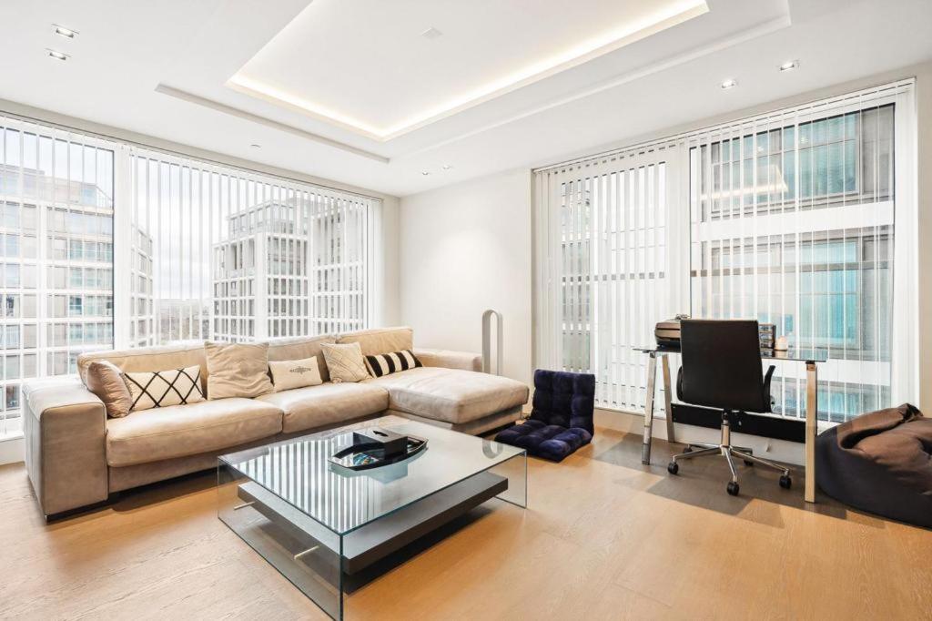 Luxurious West Kensington Flat with City Views - image 2