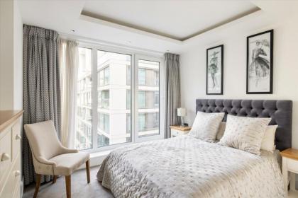 Luxurious West Kensington Flat with City Views - image 4