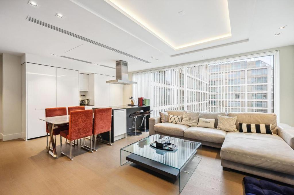 Luxurious West Kensington Flat with City Views - image 5