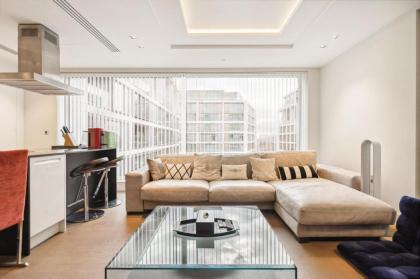 Luxurious West Kensington Flat with City Views - image 6