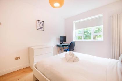 Shoreditch Park & Downham Rd- CityApartmentStay - image 6