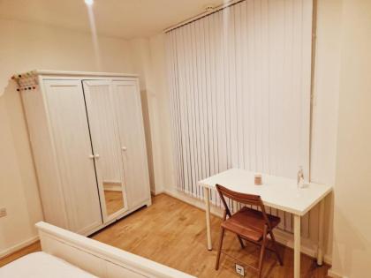 Deluxe 2-Bed Apartment Near Shoreditch - image 2