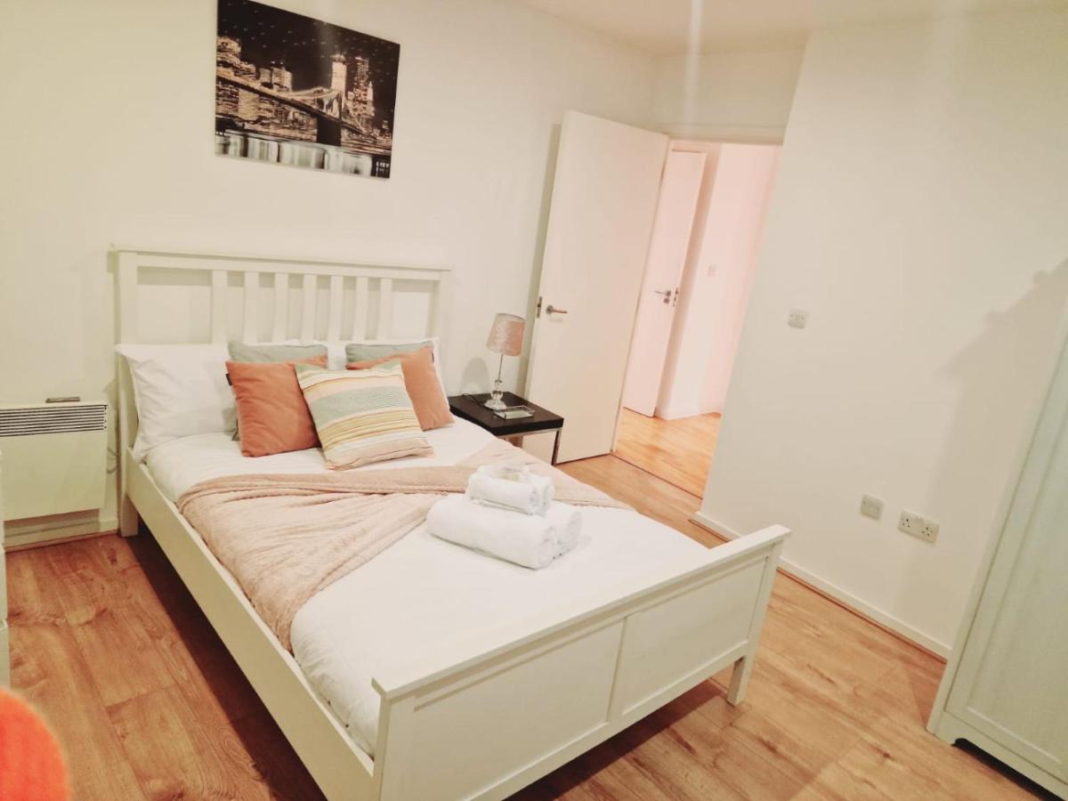 Deluxe 2-Bed Apartment Near Shoreditch - image 4