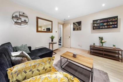 Your Elite Hyde Park Retreat 2-Bedroom Luxury Flat - image 15