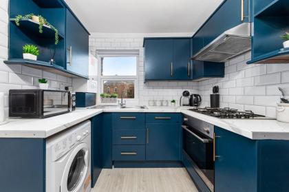 Lavish 1 Bedroom flat next to Arsenal & train - image 5