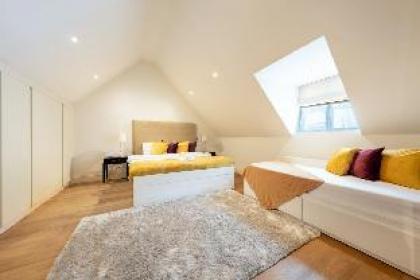 Deluxe Three Bedroom Villa in Mayfair - image 12