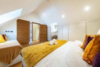 Deluxe Three Bedroom Villa in Mayfair - image 13