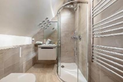 Deluxe Three Bedroom Villa in Mayfair - image 14