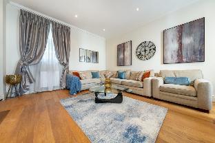 Deluxe Three Bedroom Villa in Mayfair - image 2