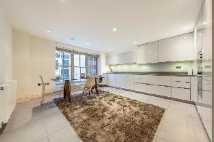 Deluxe Three Bedroom Villa in Mayfair - image 3