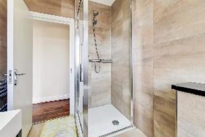 Charming 2-Bedroom Flat in the Heart of London - image 11