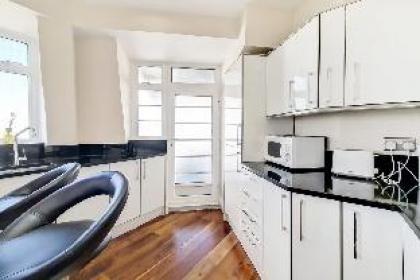 Charming 2-Bedroom Flat in the Heart of London - image 7