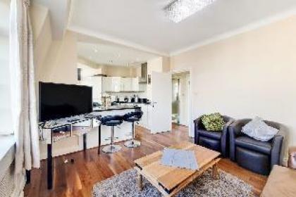 Charming 2-Bedroom Flat in the Heart of London - image 8