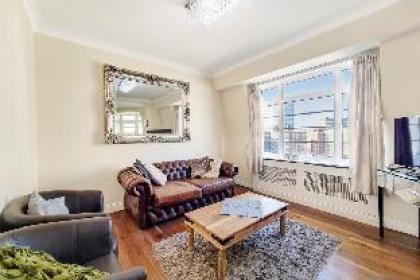 Charming 2-Bedroom Flat in the Heart of London - image 9