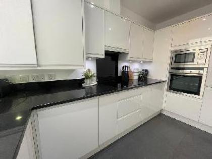 Two Bedroom Flat across Harrods - image 11