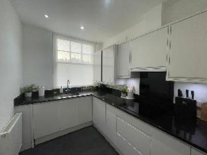 Two Bedroom Flat across Harrods - image 12