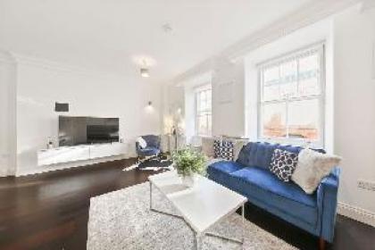 Two Bedroom Flat across Harrods - image 14