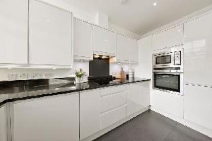 Two Bedroom Flat across Harrods - image 16