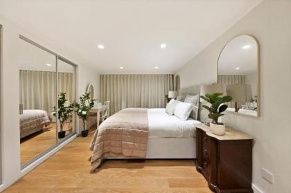 Chic Two Bedroom in Kensington - image 16