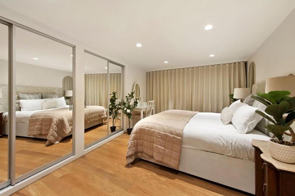 Chic Two Bedroom in Kensington - image 2