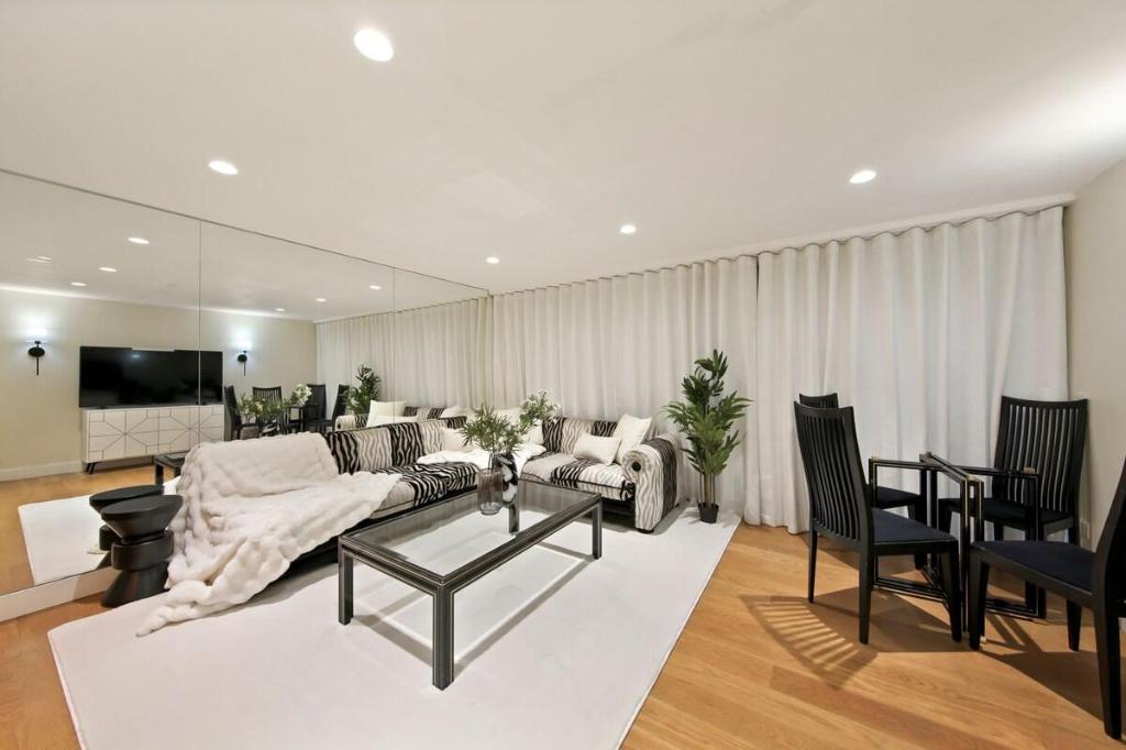 Chic Two Bedroom in Kensington - image 3