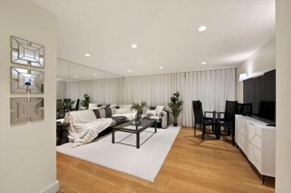 Chic Two Bedroom in Kensington - image 4