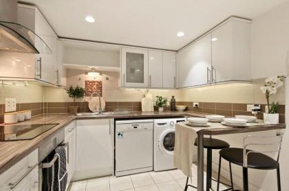 Chic Two Bedroom in Kensington - image 9