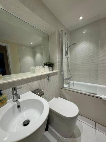 Contemporary 2BD Flat wBalcony Canary Wharf! - image 11