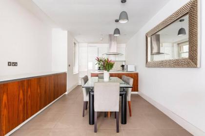 Beautiful 2-Bed Apartment in Central London - image 6