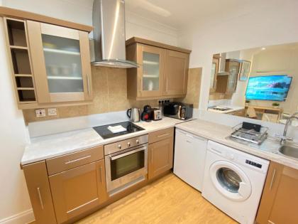 Impeccable 2-Bed Apartment in Central London - image 11