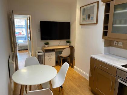 Impeccable 2-Bed Apartment in Central London - image 12