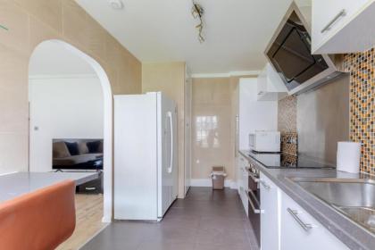 Inviting 2BD Flat 15 Minutes from Regents Park! - image 12