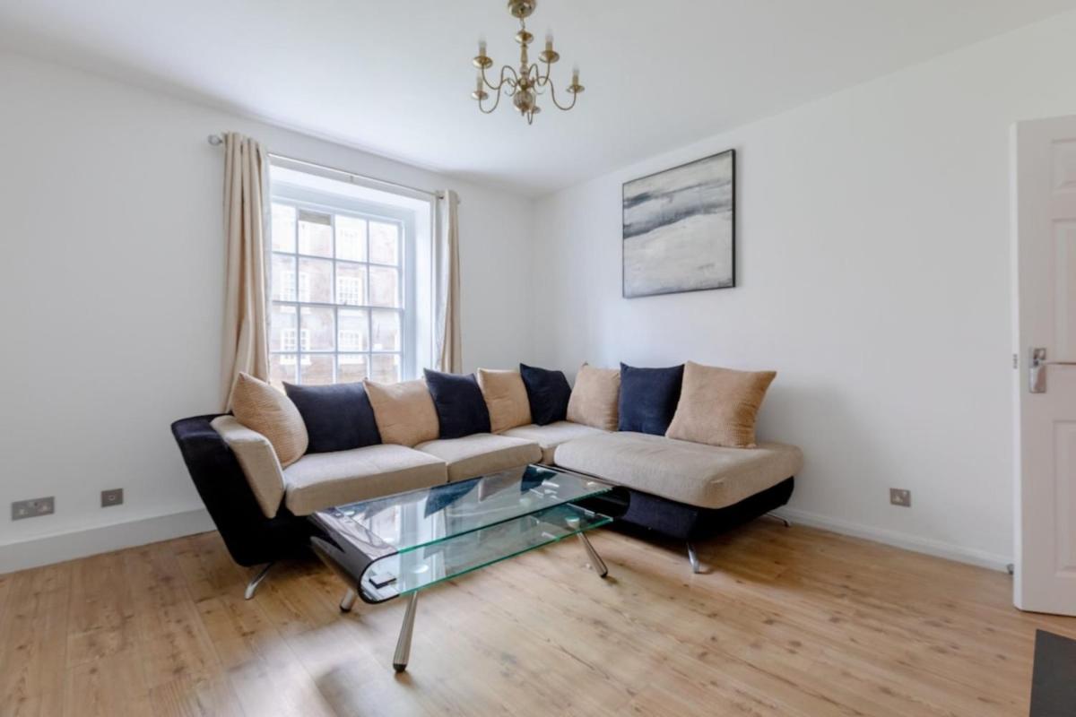 Inviting 2BD Flat 15 Minutes from Regents Park! - image 2