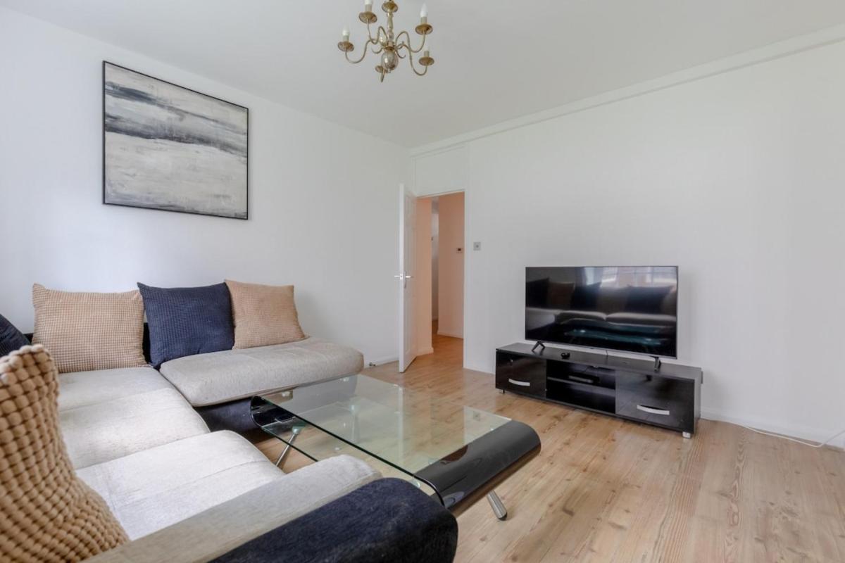 Inviting 2BD Flat 15 Minutes from Regents Park! - image 3