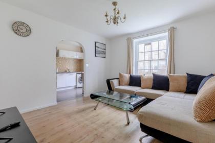 Inviting 2BD Flat 15 Minutes from Regents Park! - image 4