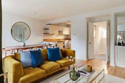 The Camden Town Escape - Amazing 3BDR House with Parking  Balcony - image 12