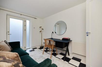 The Camden Town Escape - Amazing 3BDR House with Parking  Balcony - image 15