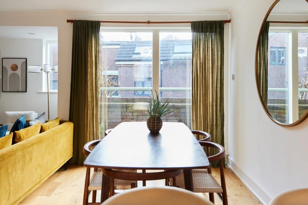 The Camden Town Escape - Amazing 3BDR House with Parking  Balcony - image 5