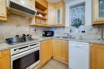 Standard One Bedroom Apartment near Selfridges - image 6