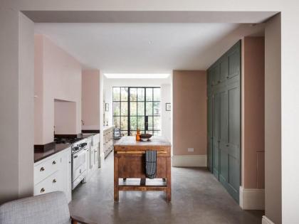 Stunning 4 Bed Home with Garden in Islington - image 3