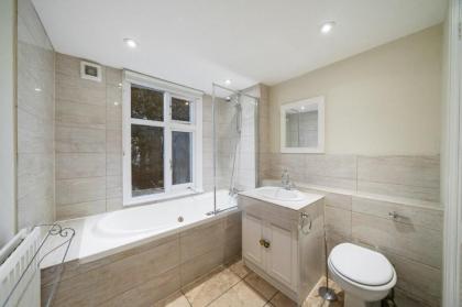 Elegant 5 bed Victorian Home in South Kensington - image 15