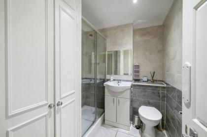 Elegant 5 bed Victorian Home in South Kensington - image 16